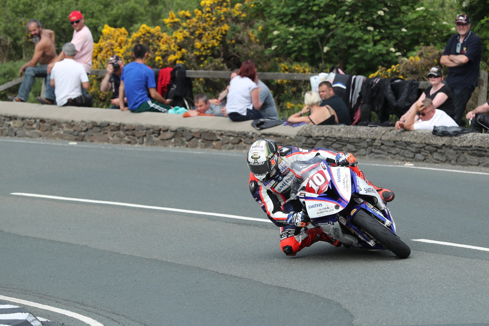TT 2018: Hickman salutes maiden success after Superstock thriller